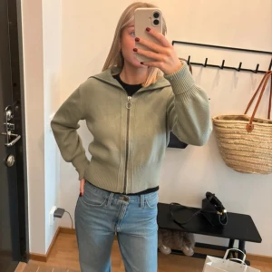 Kofta från Zara - Så fin kofta från Zara. Köpt här på Vinted, men aldrig använd av mig. Fint skick!