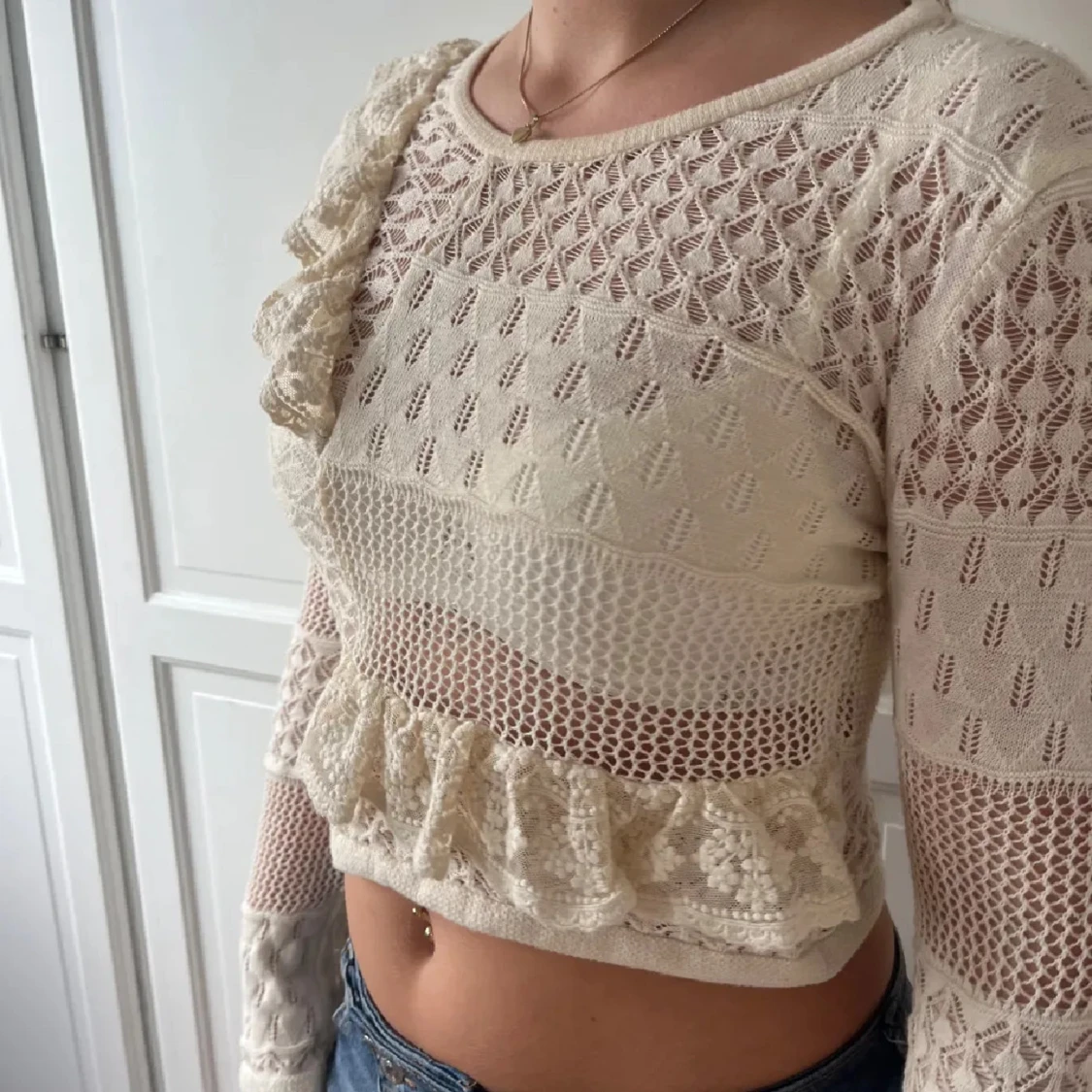 Beige spetsblus med volangdetaljer - 1