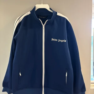 Palm Angels  - Snygg marinblå från Palm Angels med stilren utformning som passar perfekt till alla lägen och outfits. Materialet är polyester för extra komfort.