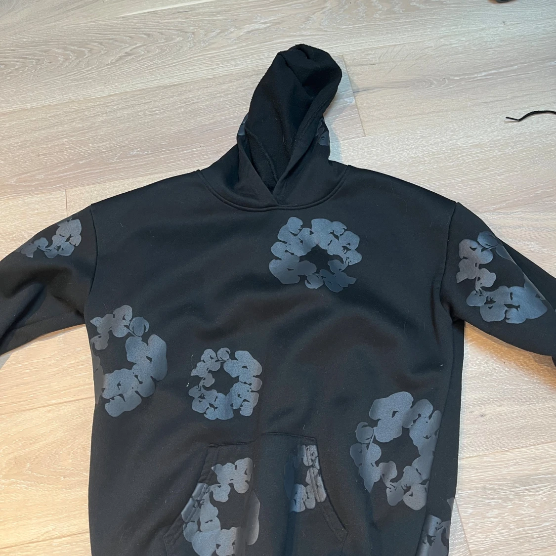 Svart denim tears hoodie