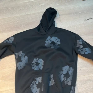 Svart denim tears hoodie - Tja, säljer nu denna riktigt feta denim tears hoodien i storlek M men passar även L. Använd fåtal gånger och riktigt skön. Priset är inte hugget i sten heller!