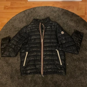 Moncler Daniel  - |Moncler Daniel| stl 4: M/L | en flaw see bild 4| har äktighetsbevis! | vid fler frågor eller funderingar är det bara att hojta till! | priset är diskuterbart! |