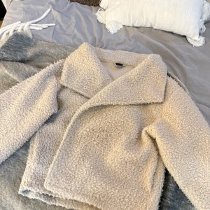 Beige Teddy kappa Gina Tricot - Säljer denna supersköna och varma jacka ifrån Gina Tricot 