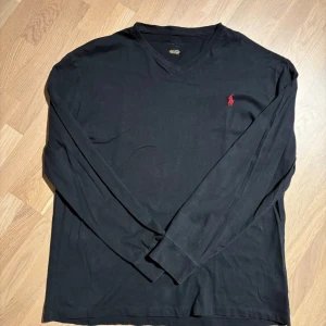 Ralph Lauren  - Hej! Säljer nu denna sjukt snygga Ralph Lauren tröja är inprincip i helt nytt skick. Hör av er vid frågor! 