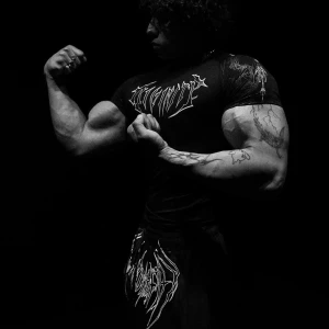 Breathdivinity t-shirts - Kläder från breathdivinity med super compression när det formar sig efter kroppen. 600kr per t-shirt. 