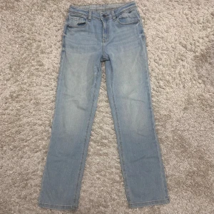 Ljusblå jeans - Helt nya ljusblå jeans från h&m. köpta för 200
