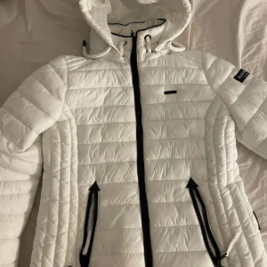 Jacka - Säljer min jättefina jacka då den blivit för liten för mig. Använd få gånger och i väldigt fint skick🌸