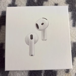 AirPods 4 - Nya Apple AirPods 4 Acitve Noise Cancellation. Fick dom i present, säljer dom för jag har andra.