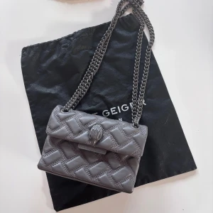 Kurt Geiger Kensington väska - Köpt helt ny på Vestiaire, knappt använd fortfarande i nyskick, man får med dustbag