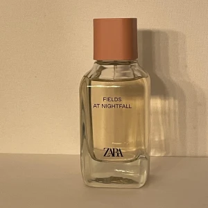 Zara Fields of nightfall  - 100ml edp Zara Fields of nightfall. Väldigt lik Zadig this is her. Top note is Praline; middle note is Jasmine; base notes are Sandalwood and Amber.
