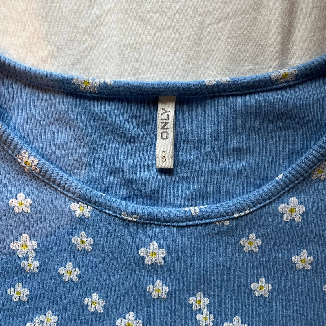 Blommig blå topp från ONLY - 1