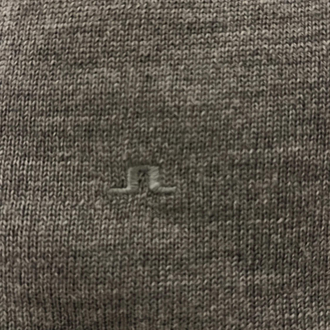 Grå v-ringad tröja från J.Lindeberg - 2