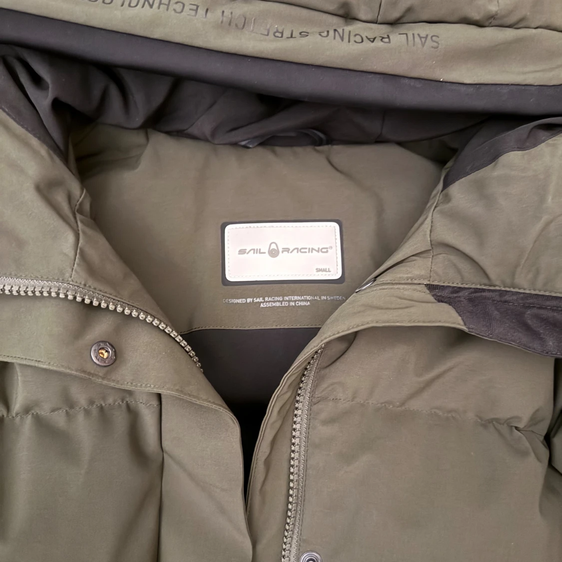 Olivgrön lång dunjacka Sail Racing - 2