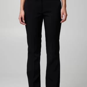 Svarta low waist kostymbyxor flare  - Snygga svarta kostymbyxor med lite utsvängda passform och low waist. Dom är i super fint skick, säljer för att dom har blivit för små.