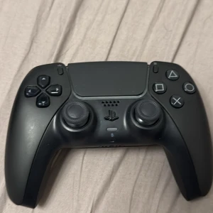 PlayStation 5 DualSense Wireless Controller - Helt ny ps5 kontroll väljer att sälja denna eftersom att ja precis fick en helt ny och vill använda pengarna till något annat har använt den i 1 vecka och den funkar perfekt 
