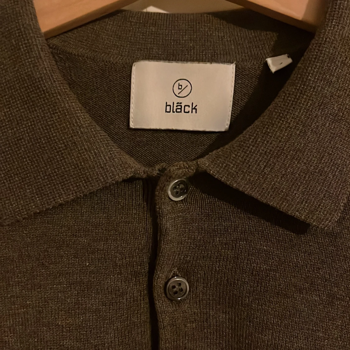 Brun stickad pikétröja från Bläck - 2