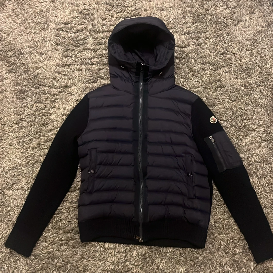 Svart Moncler pufferjacka med huva