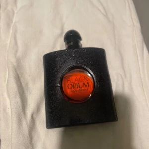 YSL Black Opium EdP 90ml - Black Opium från Yves Saint Laurent. Eau de Parfum, 90 ml. Snygg och ikonisk flaska som sticker ut i samlingen. Perfekt för dig som vill ha en trendig och populär doft. Knappt använda Ny prisa 1400kr. Priset kan diskuteras.