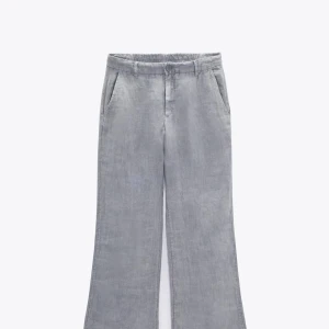 SÖKER Gråblå linnebyxor med utsvängda ben - Söker de här gråa linnebyxor från zara! Jag köpte de för 2 år sedan och har sen dess letat efter nya då mina tyvärr gick sönder och de slutades sälja på zaras hemsida 😭