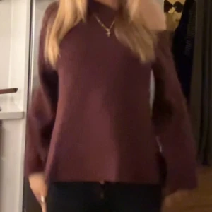 Vinröd stickad tröja från Linn Ahlborg x NA-KD - Mysig vinröd stickad tröja från Linn Ahlborg x NA-KD. Tröjan har lång ärm, lätt croppad passform och vågig kant nertill. Perfekt för dig som gillar en enkel men trendig look med lite oversized känsla. 