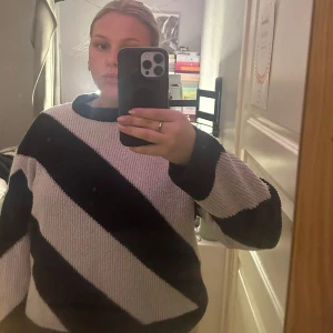 Stickad tröja - Min brors stickade tröja, nopprig men tjock och varm. Super kvalitet! 