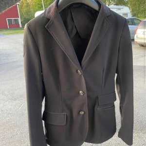 Cavalleria Toscana ridkavaj - Svart Cavalleria Toscana kavaj i Svensk storlek 36! Mycket bra skick, endast använd fåtal gånger pga fel storlek. Finns i Umeå, kan skickas mot fraktkostnad! Nypris 5500kr.