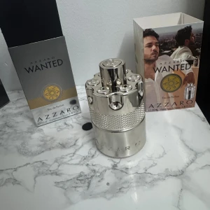 Azzaro Wanted Eau de Parfum 100ml - Azzaro Wanted Eau de Parfum i en cool, metallisk flaska. Volym: 100 ml. Perfekt för dig som vill sticka ut med en snygg och modern parfym.