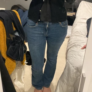 Blåa jeans - Blåa lågmidjade och bootcut jeans från Gina tricot. Supersnygga och lite mer stretchiga. Pris kan diskuteras😊