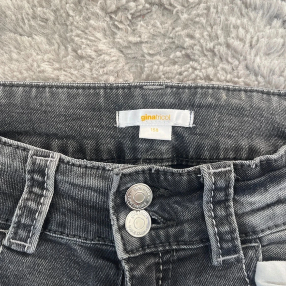 Grå bootcut jeans från Gina Tricot