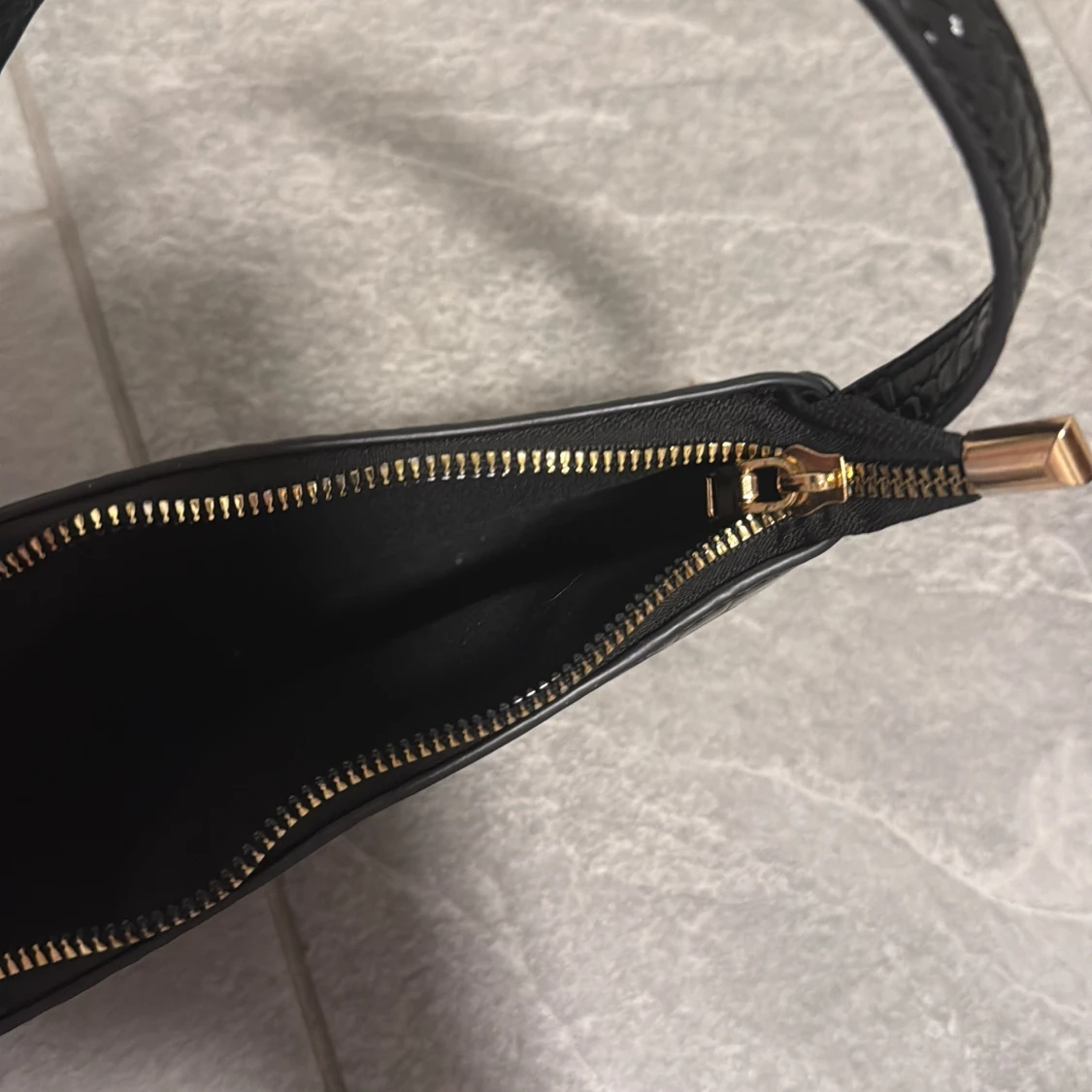 Svart axelväska med krokopräglad yta - 1