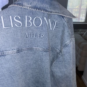 Denim jacka  - Denim jacka från Lissbonne Atelier. Storlek S. Köpte för en månad sen. 