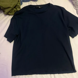 Mörkblå t-shirt  storlek S - En enkel och stilren mörkblå t-shirt från lager 157 i storlek S. 