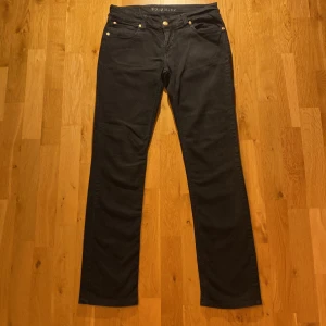 Super snygga low waist jeans med vingar  - Low waist jeans från Faith med guld detaljer och vingar. Rakt över midjan är 38cm och innerbenslängden är 75cm skriv gärna för mer info eller bilder 💕