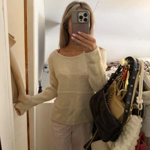 Kräm vit stickad tröja med rund hals - Mysig kräm vit stickad tröja med rund halsringning och diskreta horisontella ränder i strukturen. Långärmad och i en relaxed passform, perfekt att slänga på sig när det är lite kyligare ute. Enkel och stilren design som funkar till det mesta. Står ingen storlek men passa mig som bruka ha S