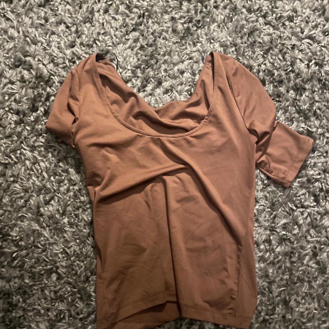 Brun topp med vid urringning från H&M - 1