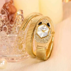 Damklocka Ormlänk i Rostfritt Stål – Ny i Kartong – 200 kr - Elegant analogt kvartsur med guldfärgad rostfri stålrem i ormdesign. Passar perfekt för vardag och fest. Ny i kartong. Hämtas i Göteborg. Pris: 200 kr.