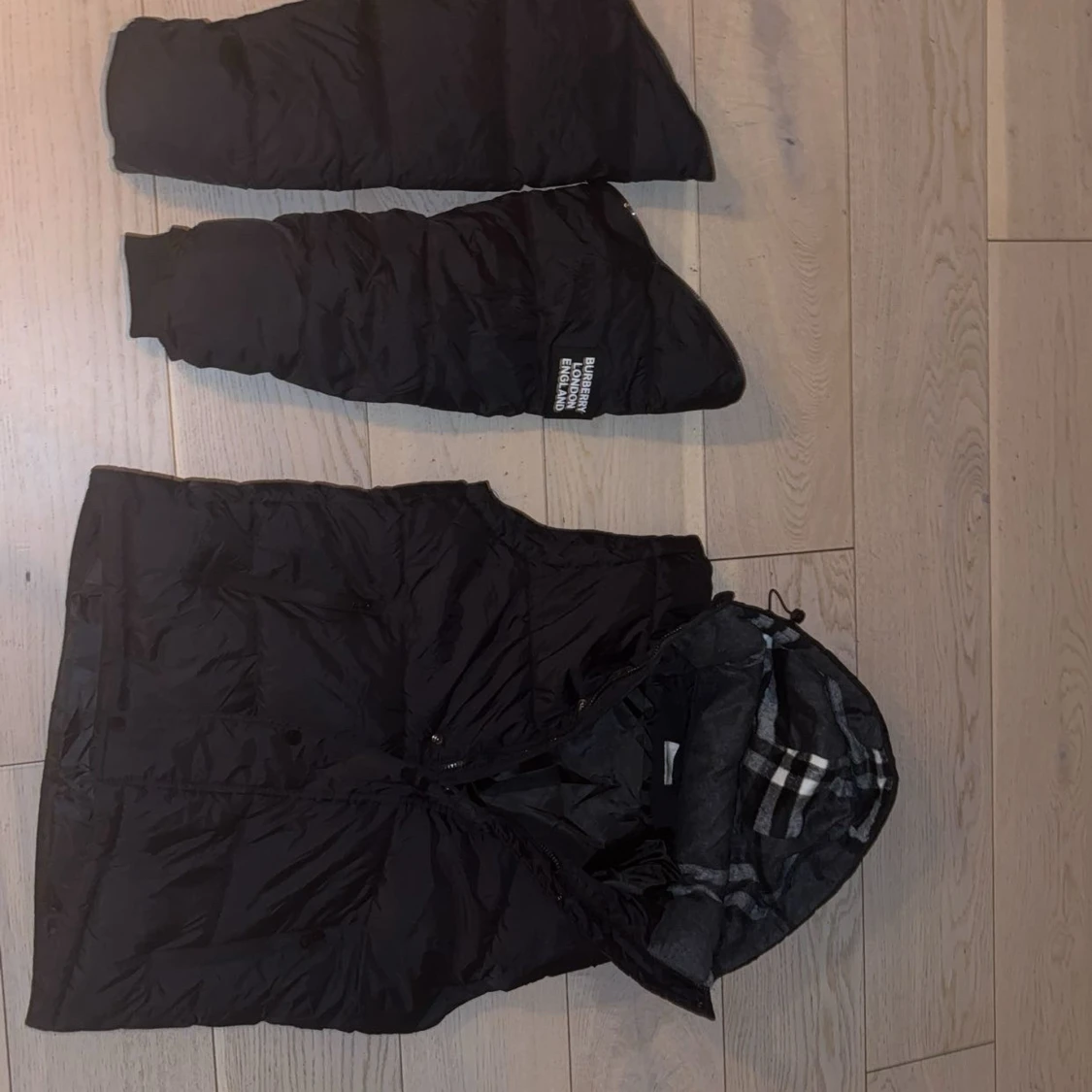 Svart dunväst från Burberry med huva