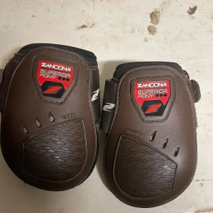 Zandona bakbenskydd  - Fina Zandona bakbenskydd i Stl: Ponny. Lite slitna, (se bilder)