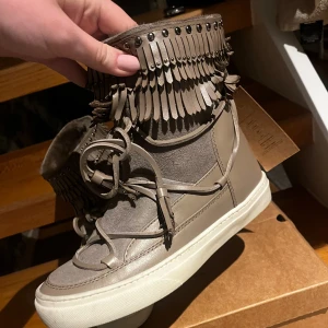 Inuikii skor med fransar - Nyskick i storlek 40. Prislappen är kvar som syns på bilden. 