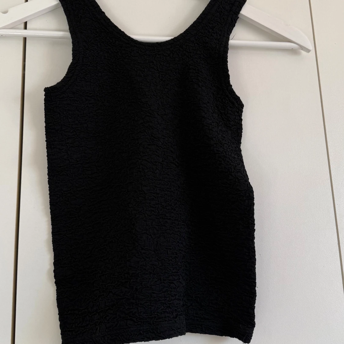 Svart ärmlös linnetopp med struktur