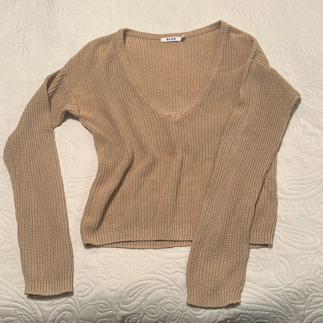 Beige stickad v-ringad tröja NA-KD