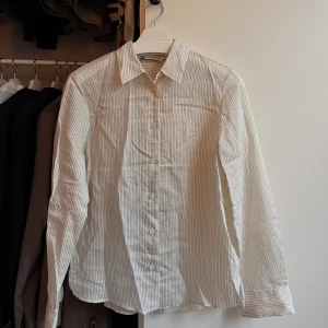 Vitrandig skjorta - 🤍Vit, tunn skjorta från Zara med svarta ränder. Skjortan har lång ärm, knappar framtill och en rak passform 🤍