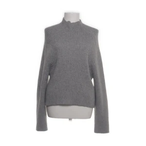 Grå polotröja  - Snygg grå stickad tröja från H&M i storlek XS. Tröjan har ribbad struktur, hög hals och långa ärmar med loose passform. Perfekt nu till hösten/vintern! Köp direkt för 79kr via köp nu💞