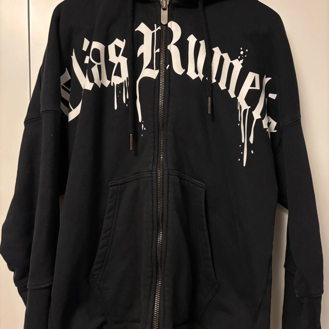 Svart hoodie Elias Rumelis med tryck