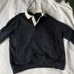 Tröja från Zara  - Tröja i storlek M men sitter mer som S. Lite gul på insidan av krage men inget som stör vid användning. 