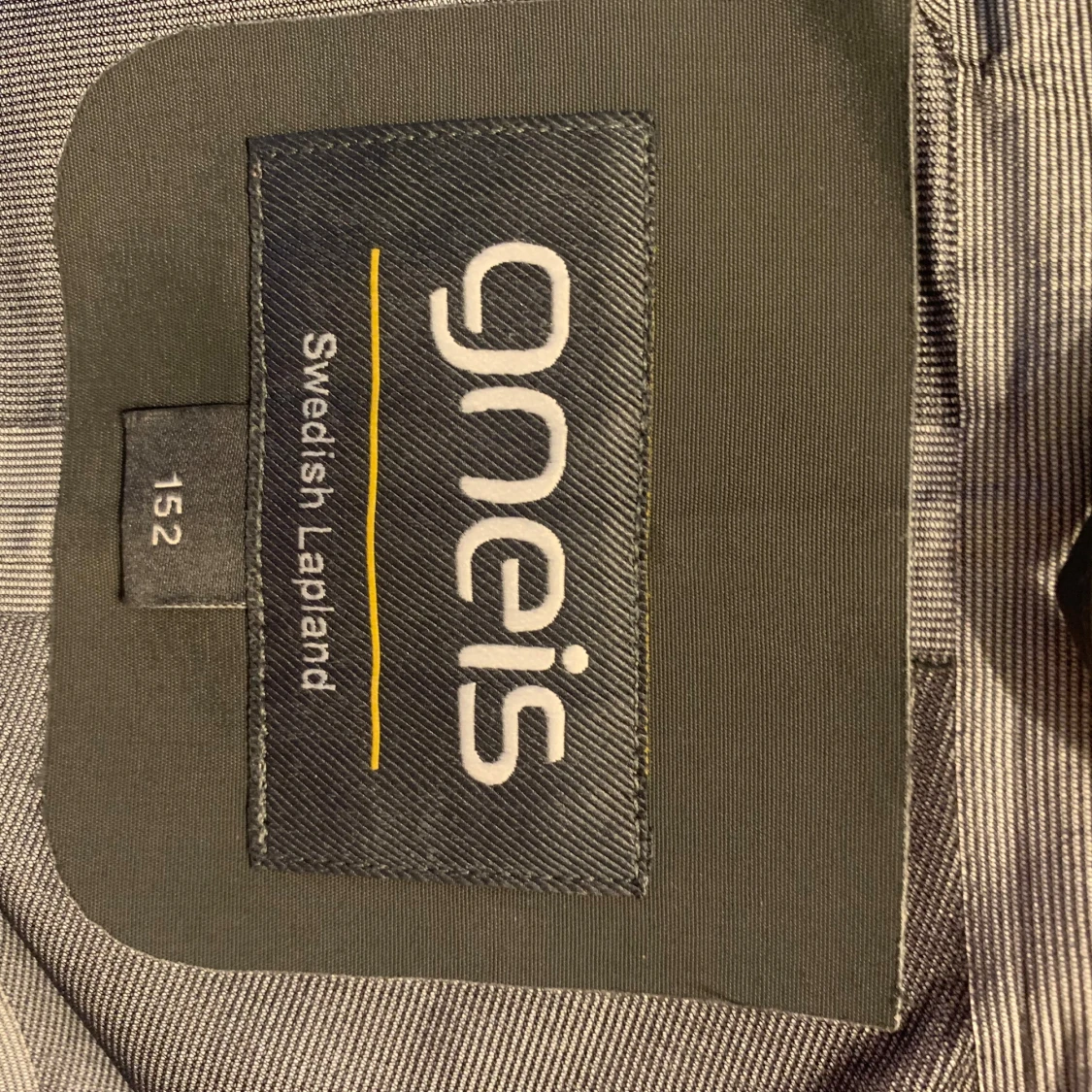 Svart/ orange regn- och vindjacka från Gneis - 2