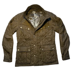 Barbour Höstjacka - Säljer nu denna extremt fina Barbour jackan då den blivit för liten. Den har tappt lite dun men absolut inget man tänker på. Nypris ligger på runt 3200kr. Dessa typer av jackor från Barbour är relativt små i storleken, jag är 182cm och väger 67kg. Bröstvidd: 50cm, Längd fr axeln: 65cm och Armlängd fr axeln: 56cm. Hör av dig ifall du undrar något😁