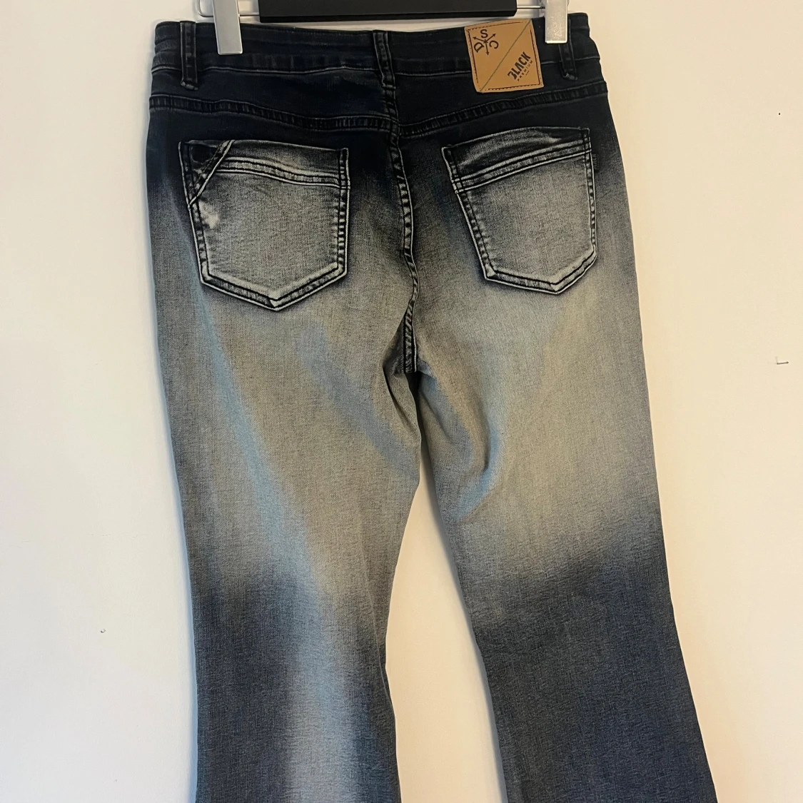 Bootcut jeans med blekt tvätt - 3