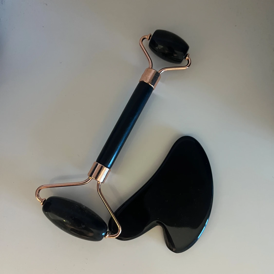 Svart ansiktsroller och gua sha-set