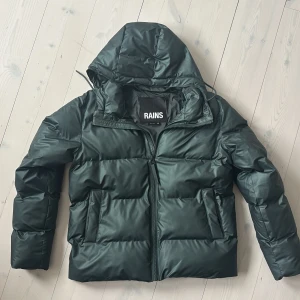 Vinterjacka från Rains - Säljer min vinterjacka från Rains. Endast använd ett fåtal gånger och är i stort sett i nyskick. Storleken är xs men jag brukar vanligtvis ha S/M i jackor. Nypris: 4000 kr